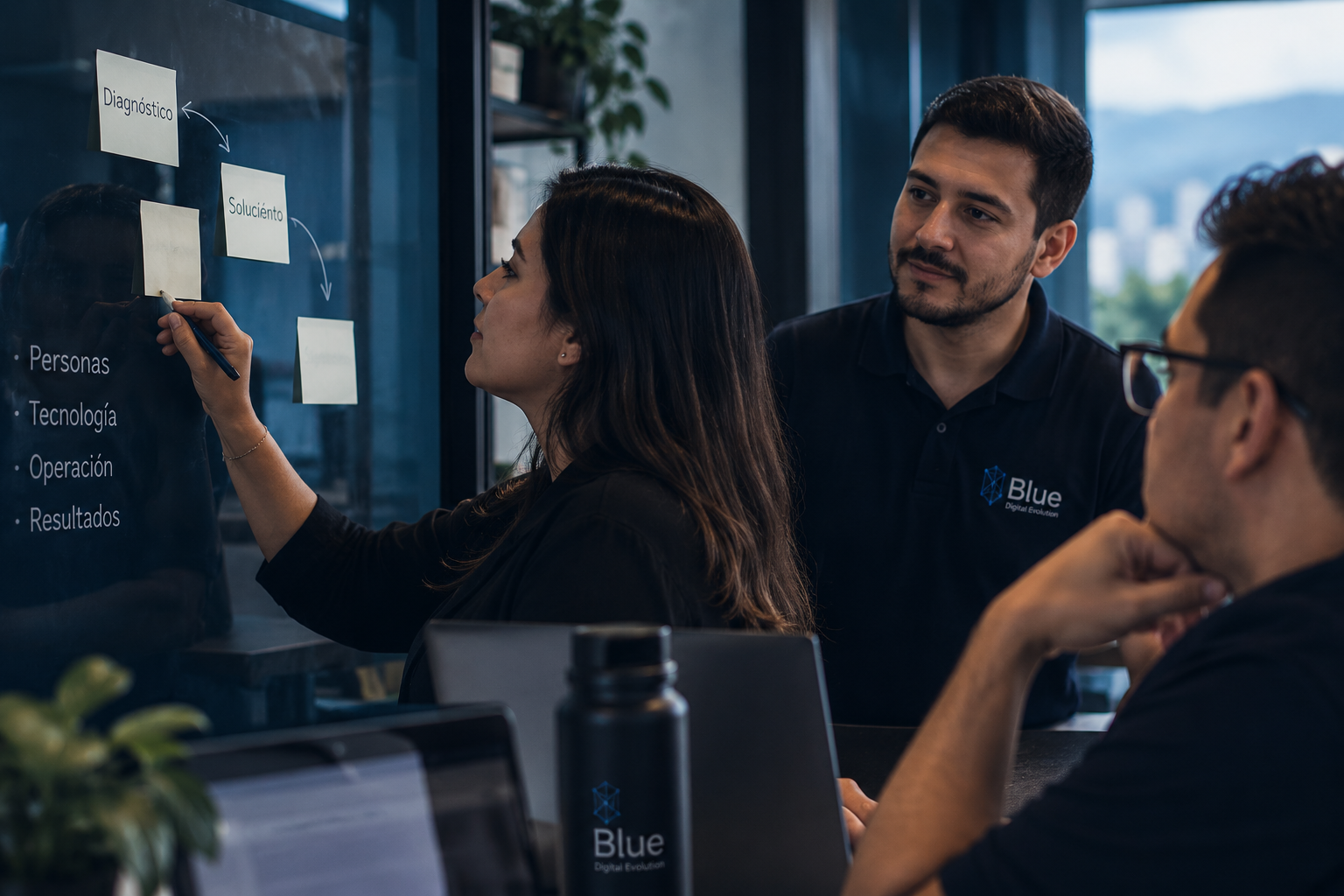 Notas con solicitudes de soporte sobre fondo azul oscuro